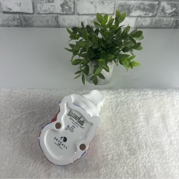 Royal Doulton "Jack the Bulldog", James Bond Skyfall, signed by Micheal Doulton. - Picture 2 of 12